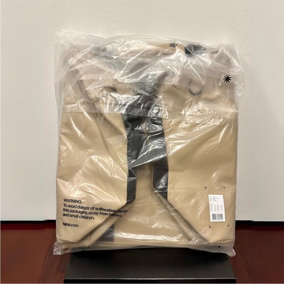 NWT Rains Hilo Weekend Waterproof Bag in Sand and Black - Picture 5 of 5